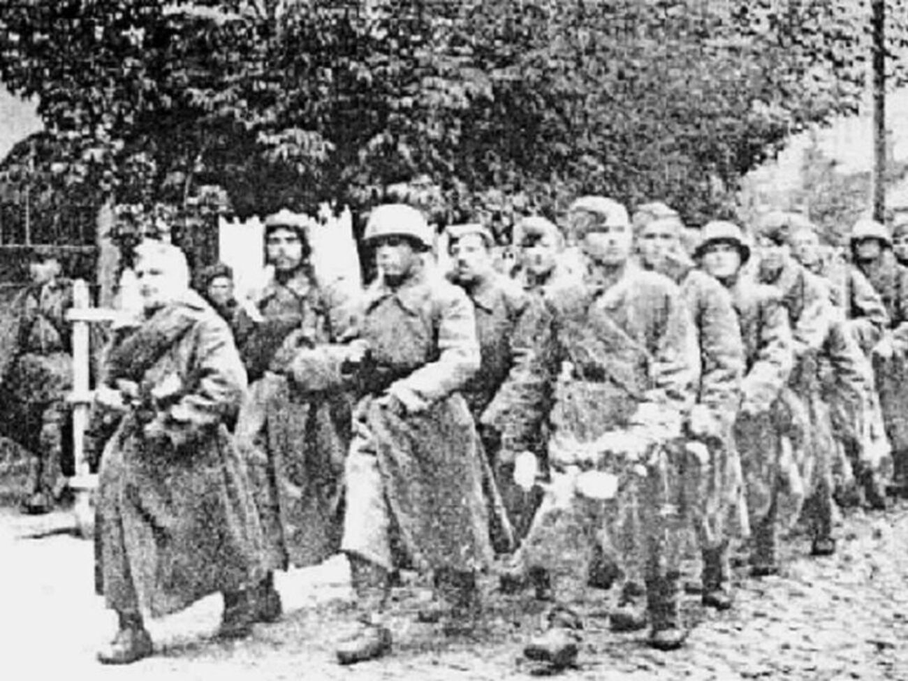 На снимке советские военные в освобожденном Нежине. Сентябрь 1943 года