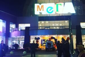 Полиция возле одного из эвакуированных торговых центров