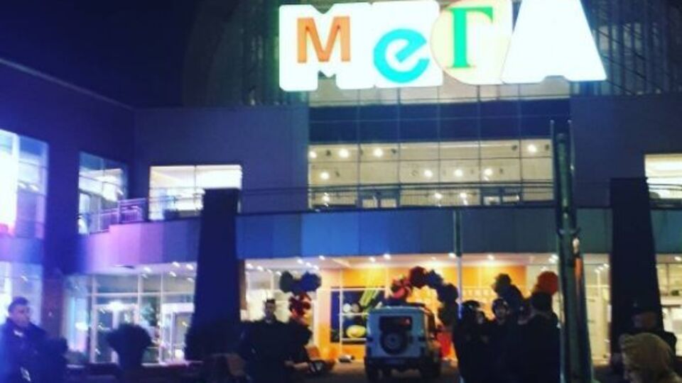 Поліція біля одного з евакуйованих торгових центрів