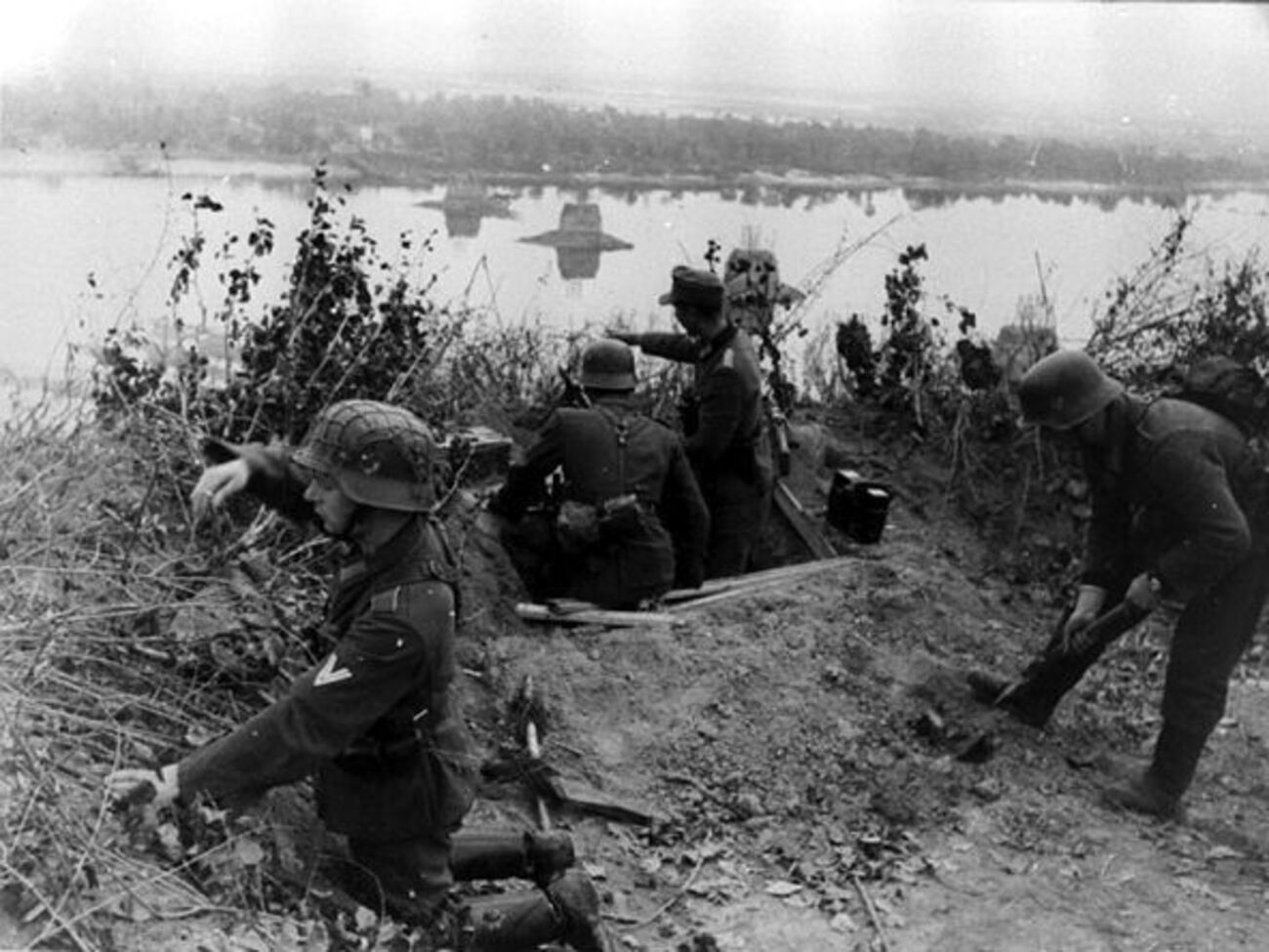 Хорошунова:&nbsp;Чувство такое, что дорабатываем последние оккупационные дни. На снимке немецкая пулеметная точка на правом берегу Днепра