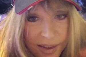 Пугачова показала ноги в міні