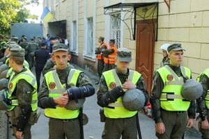 Здание суда оцеплено