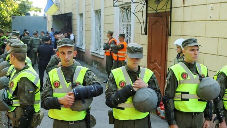 Будівлю суду оточено