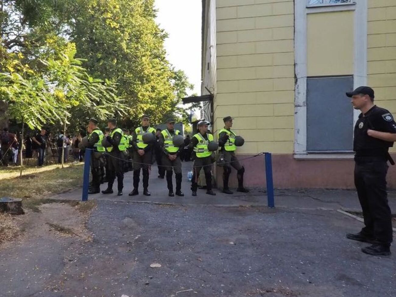 Сотрудники правоохранительных органов оцепили здание суда