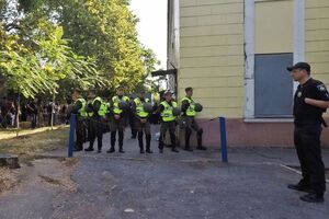 Сотрудники правоохранительных органов оцепили здание суда