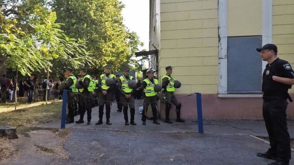 Працівники правоохоронних органів оточили будівлю суду