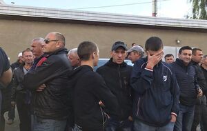 Группа молодых людей ждала Саакашвили у суда