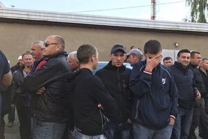 Група молодих людей чекала на Саакашвілі біля суду