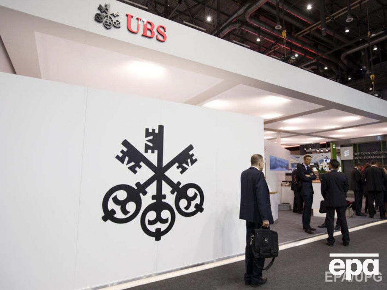 Посетители финансового холдинга UBS обнаружили деньги в санузле