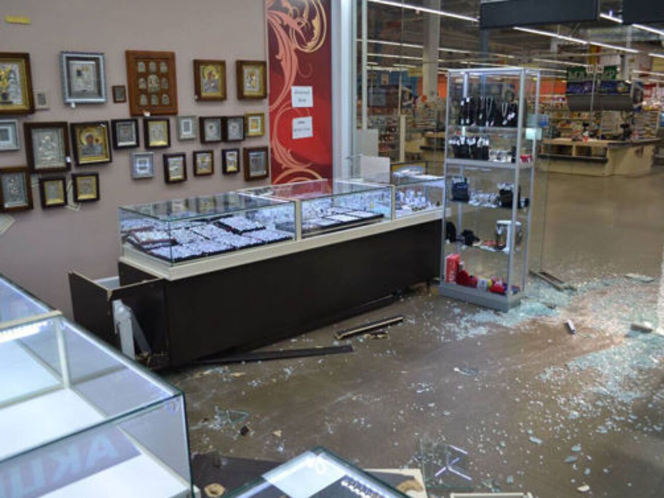 З магазину викрали три сейфи із золотом