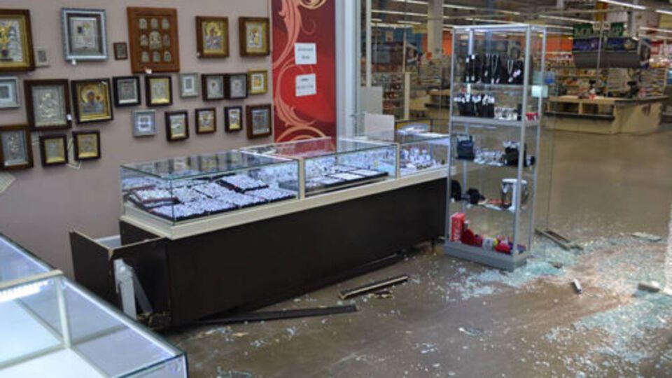 Из магазина похитили три сейфа с золотом