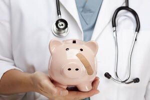 Заборгованість із зарплат медиків сягнула 81,7 млн грн