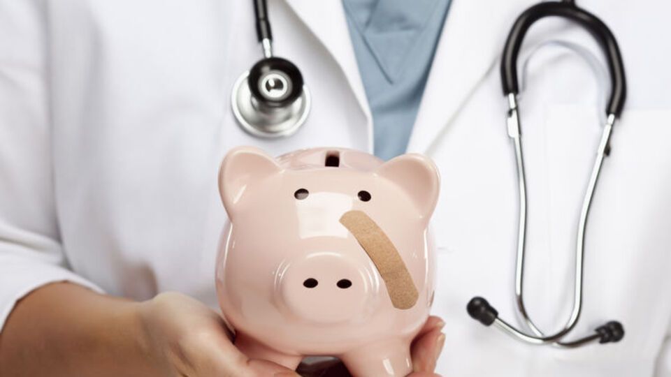 Заборгованість із зарплат медиків сягнула 81,7 млн грн