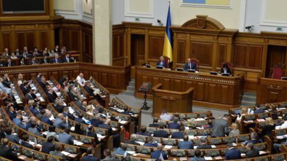 Согласно регламенту Верховной Рады, количество членов депутатской группы не может быть меньше количества нардепов в наименьшей фракции, сформированной в течение первой сессии