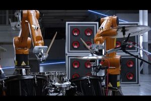 В клипе роботы играют на музыкальных инструментах