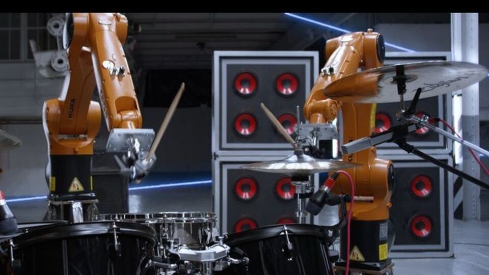 У кліпі роботи грають на музичних інструментах