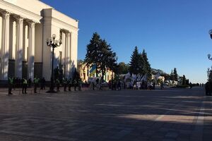 На митинг медиков собрались около ста человек по состоянию на 10.00 19 сентября, сообщает "Интерфакс-Украина" с места событий