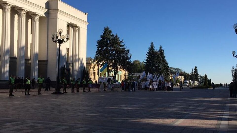 На мітинг медиків зібралися приблизно сто осіб станом на 10.00 19 вересня, повідомляє "Інтерфакс-Україна" з місця подій