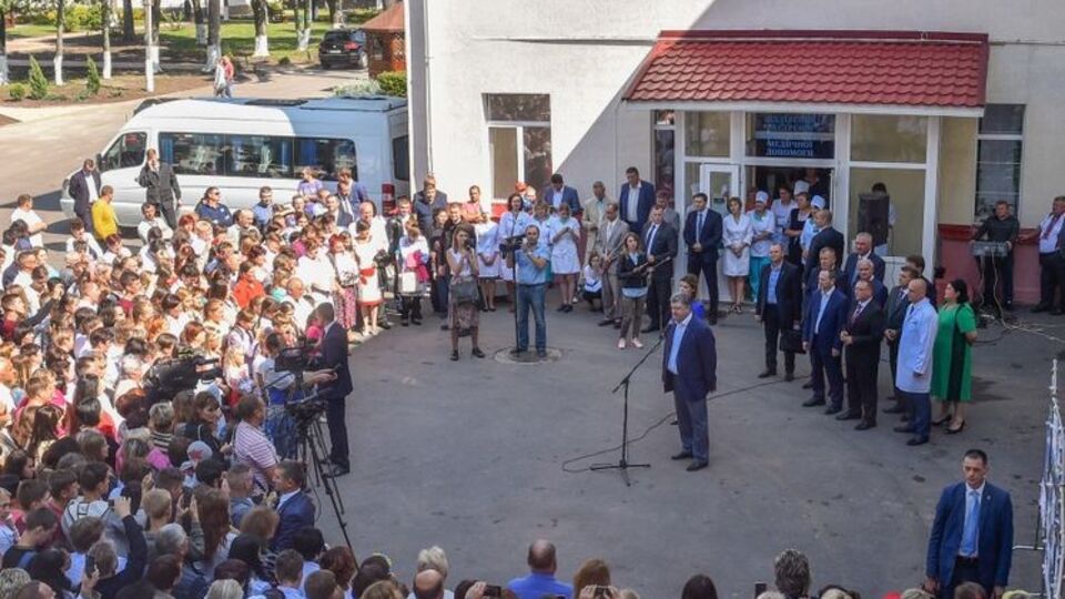 Порошенко: Ми платимо дуже дорогу ціну за уповільнення реформування медицини