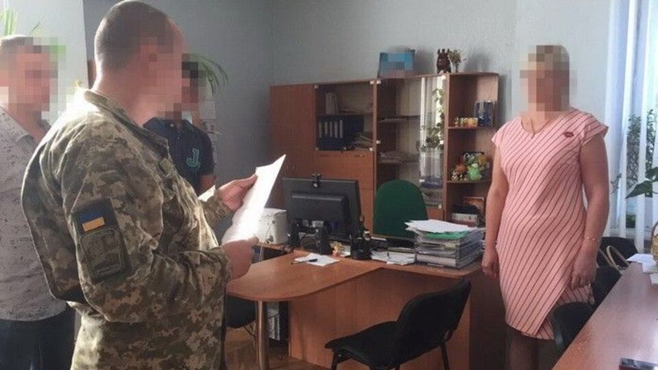 Правоохоронці не назвали імені підозрюваної чиновниці