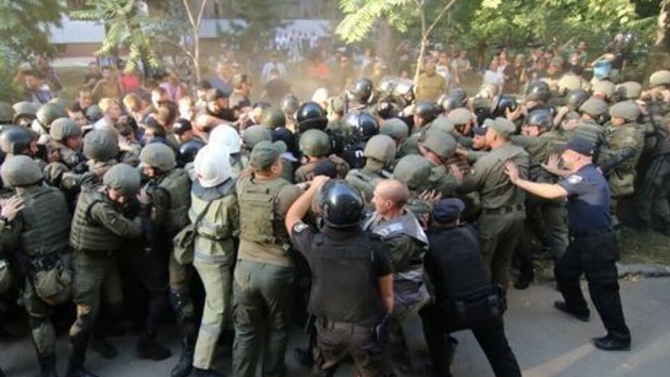Унаслідок бійки постраждало 35 правоохоронців