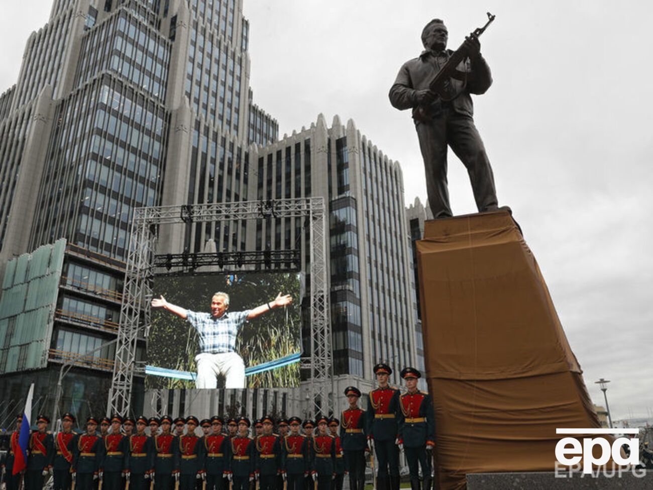 Монумент є восьмиметровою скульптурою зброяра з автоматом АК-47 у руках