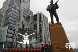 Монумент є восьмиметровою скульптурою зброяра з автоматом АК-47 у руках