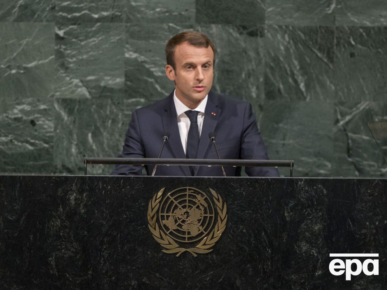 Макрон: Мы должны добиться эффективного прекращения огня на Донбассе