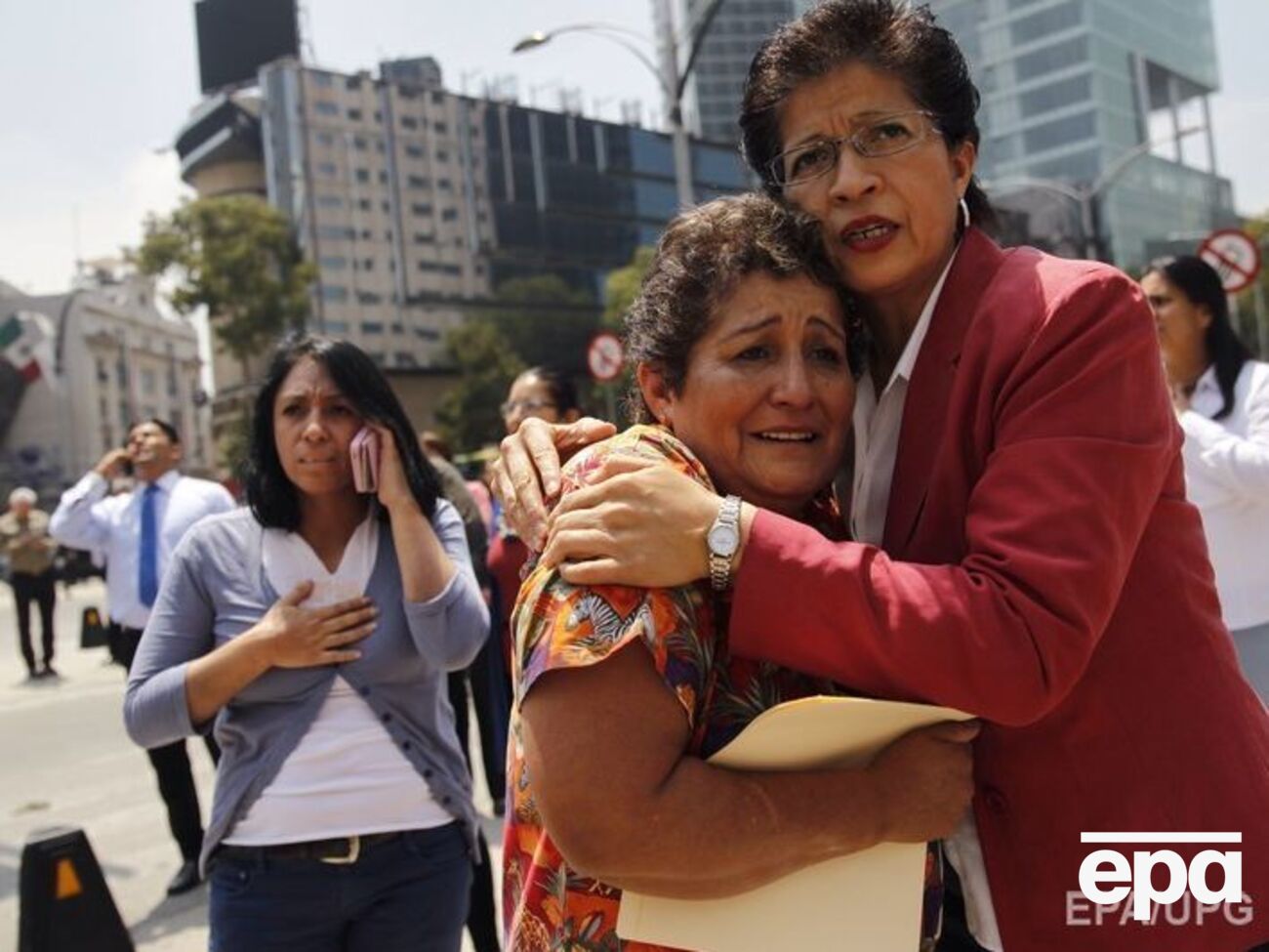 Люди в панике покинули здания