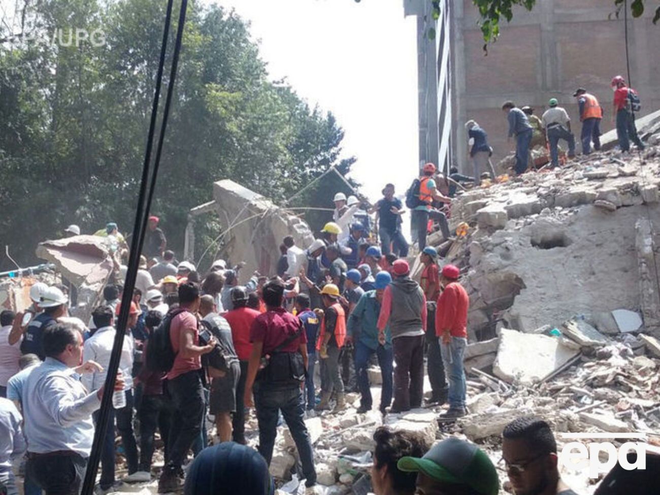 Под завалами ищут пострадавших