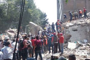 Под завалами ищут пострадавших