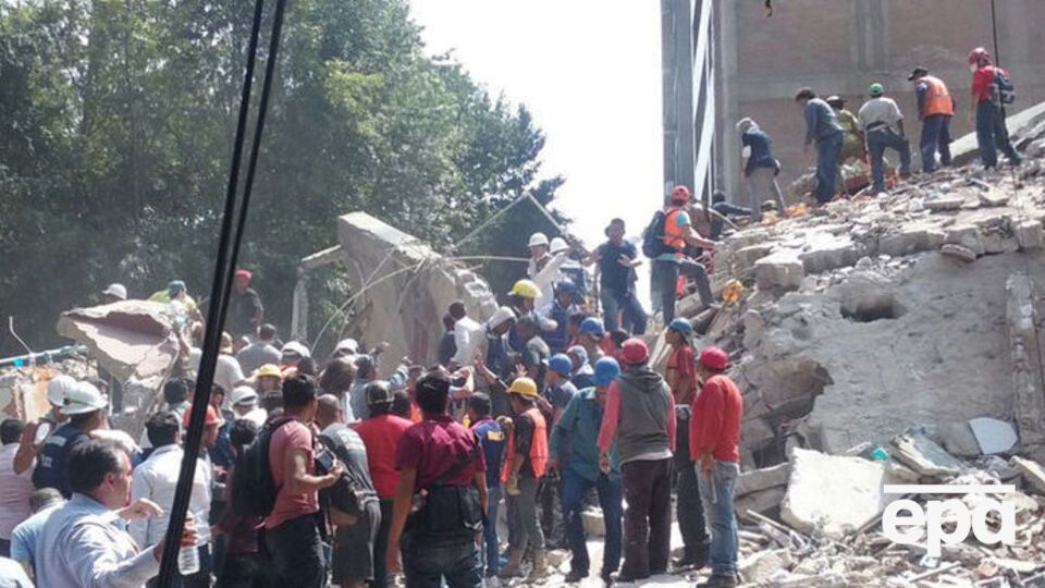 Под завалами ищут пострадавших