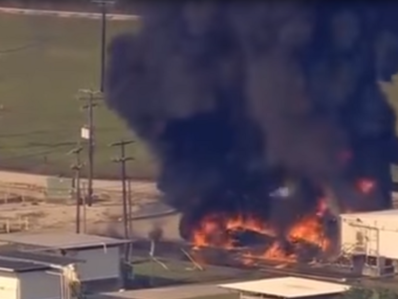 Из-за взрывов и пожара до 5 тыс. человек, живущих возле завода, эвакуировали