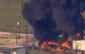 Из-за взрывов и пожара до 5 тыс. человек, живущих возле завода, эвакуировали