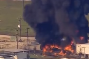 Из-за взрывов и пожара до 5 тыс. человек, живущих возле завода, эвакуировали