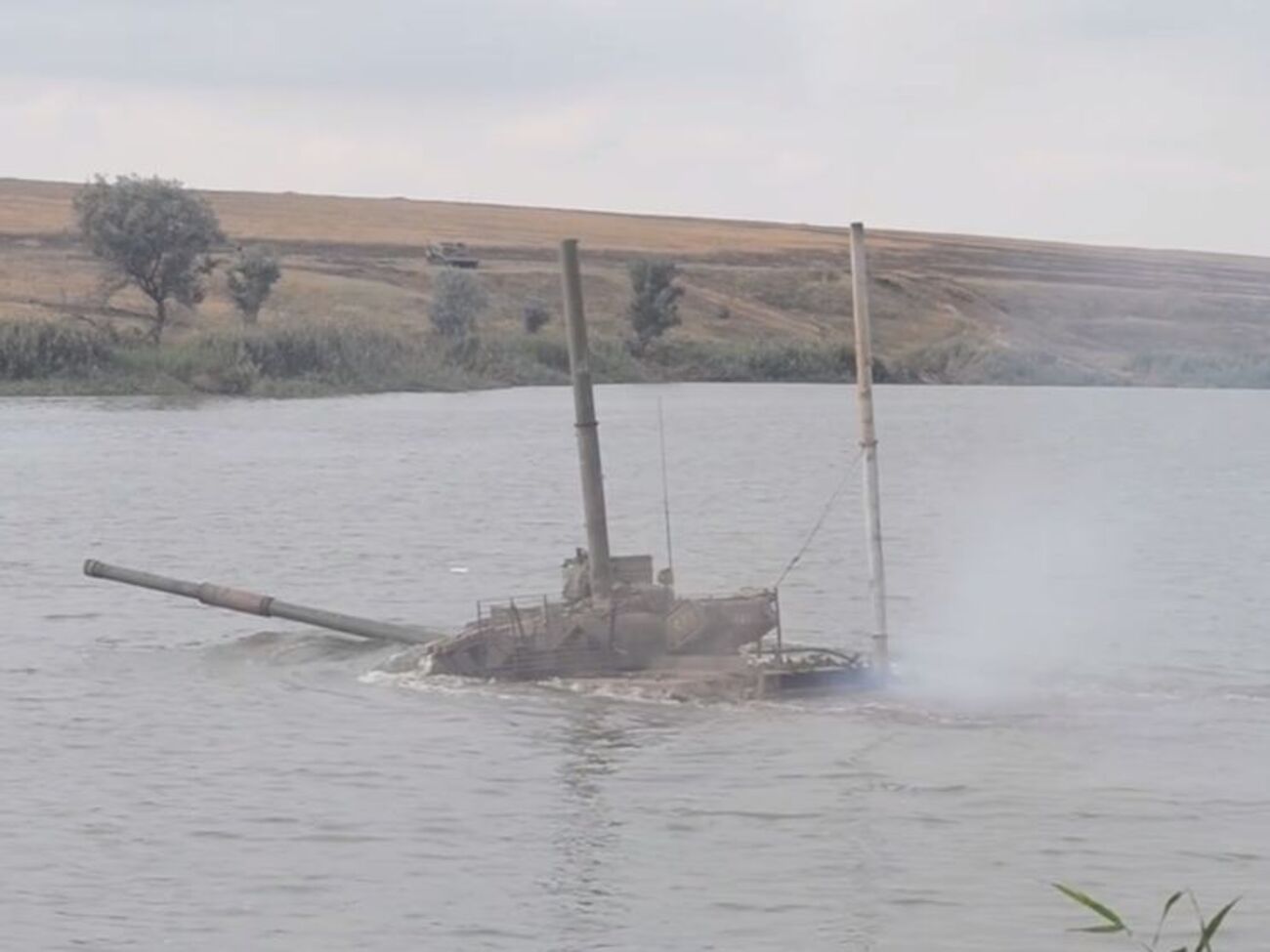 Украинские военные тренируются форсировать реку