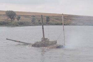 Украинские военные тренируются форсировать реку