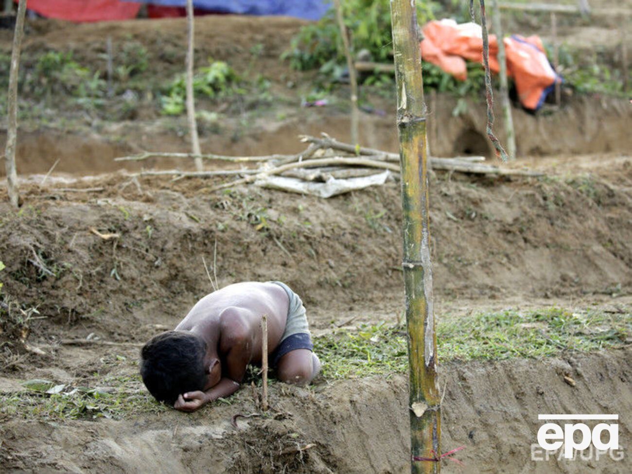Тисячі представників народності рохінджа покидають М'янму
