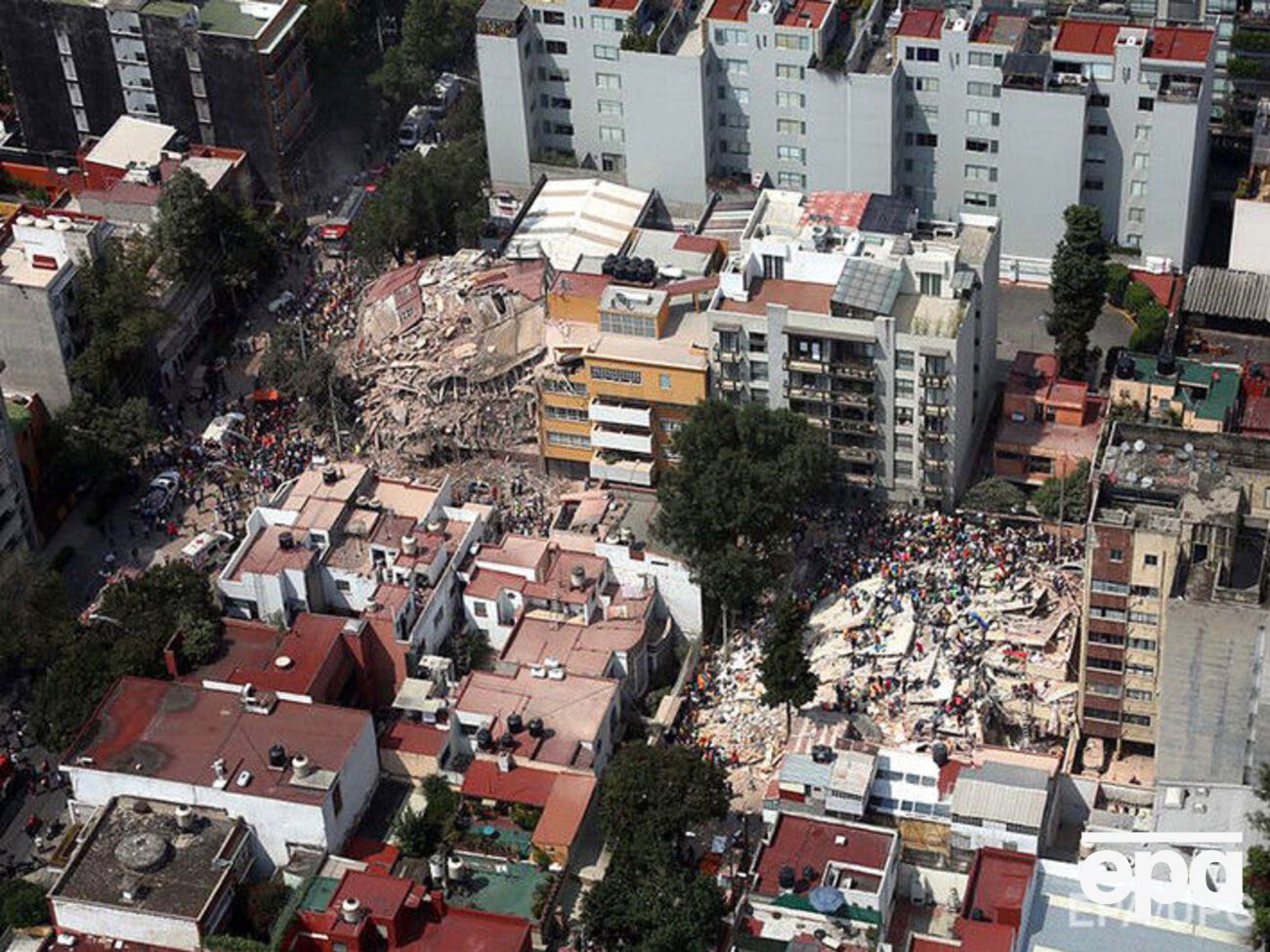 Число жертв землетрясения продолжает расти