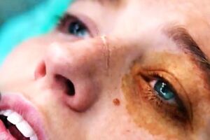 Лайвли исполнила роль слепой девушки