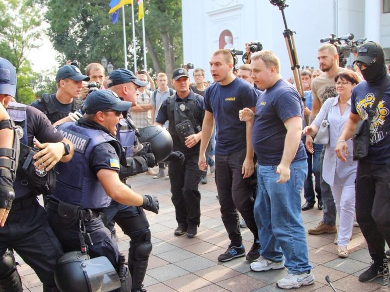 20 сентября активисты проводят пикет горсовета Одессы из-за трагедии в детском лагере "Виктория"