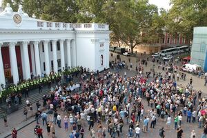 Полицейские не пускают в здание горсовета родственников погибших в результате пожара в лагере "Виктория" детей, сообщает корреспондент "112 Украина"