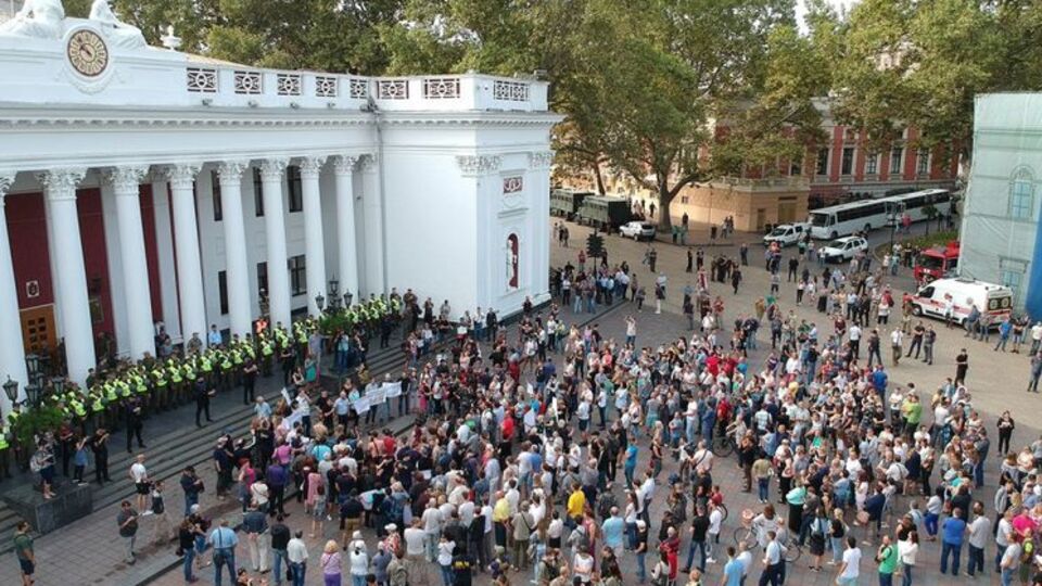 Поліцейські не пускають до будівлі міськради родичів загиблих унаслідок пожежі в таборі "Вікторія" дітей, повідомляє кореспондент "112 Україна"