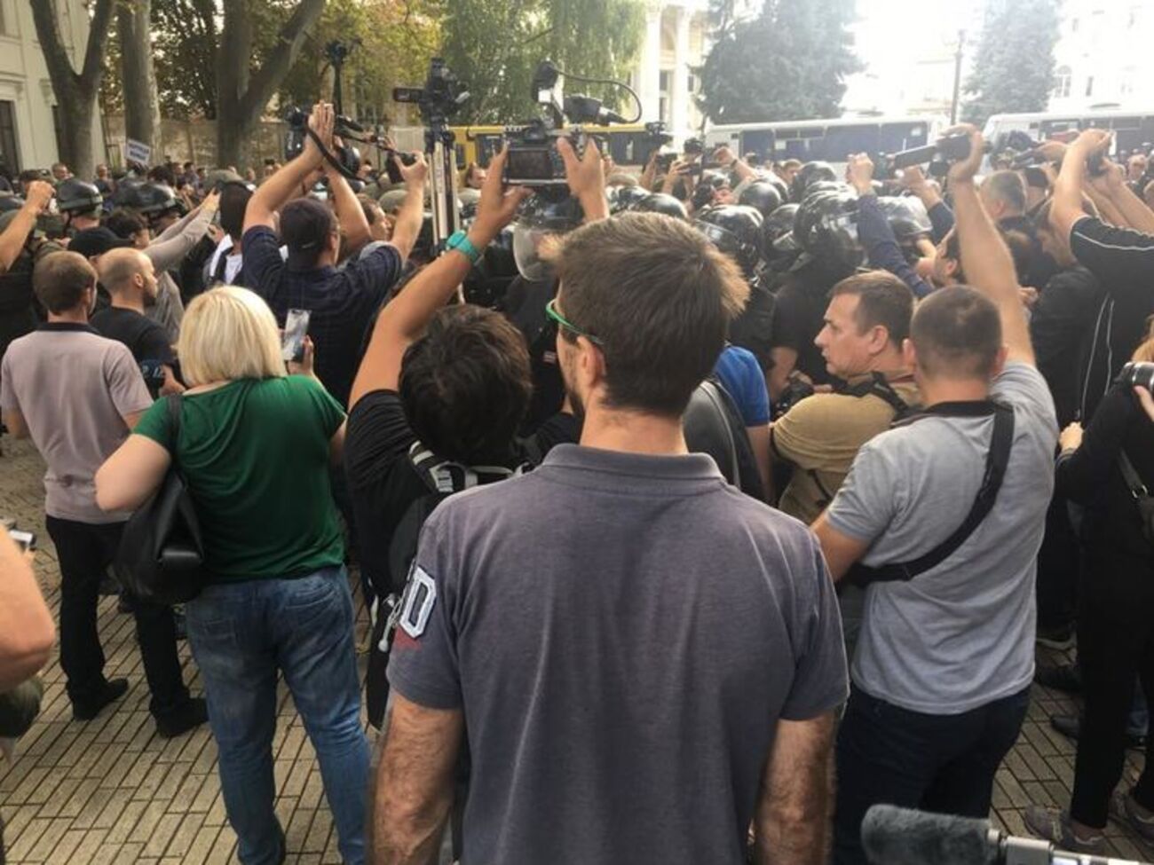 Активісти скандують "Труханова геть!" і намагаються прорватися на сесію міськради Одеси