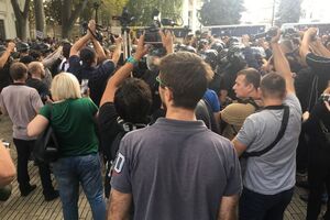 Активисты скандируют "Труханова геть!" и пытаются прорваться на сессию горсовета Одессы