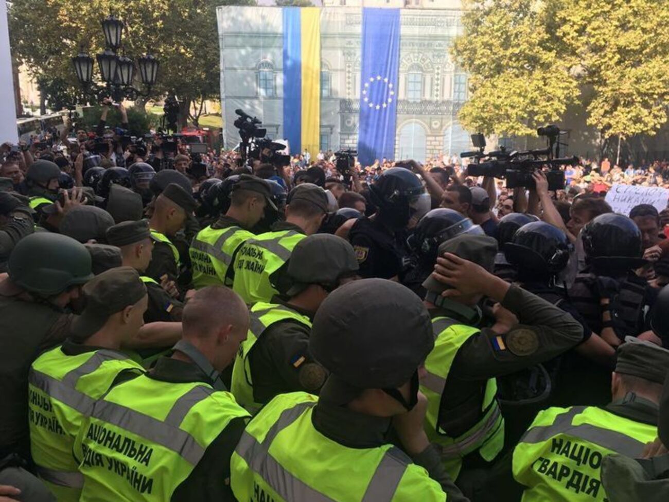 Среди пострадавших – 20 сотрудников полиции и 16 бойцов Национальной гвардии Украины
