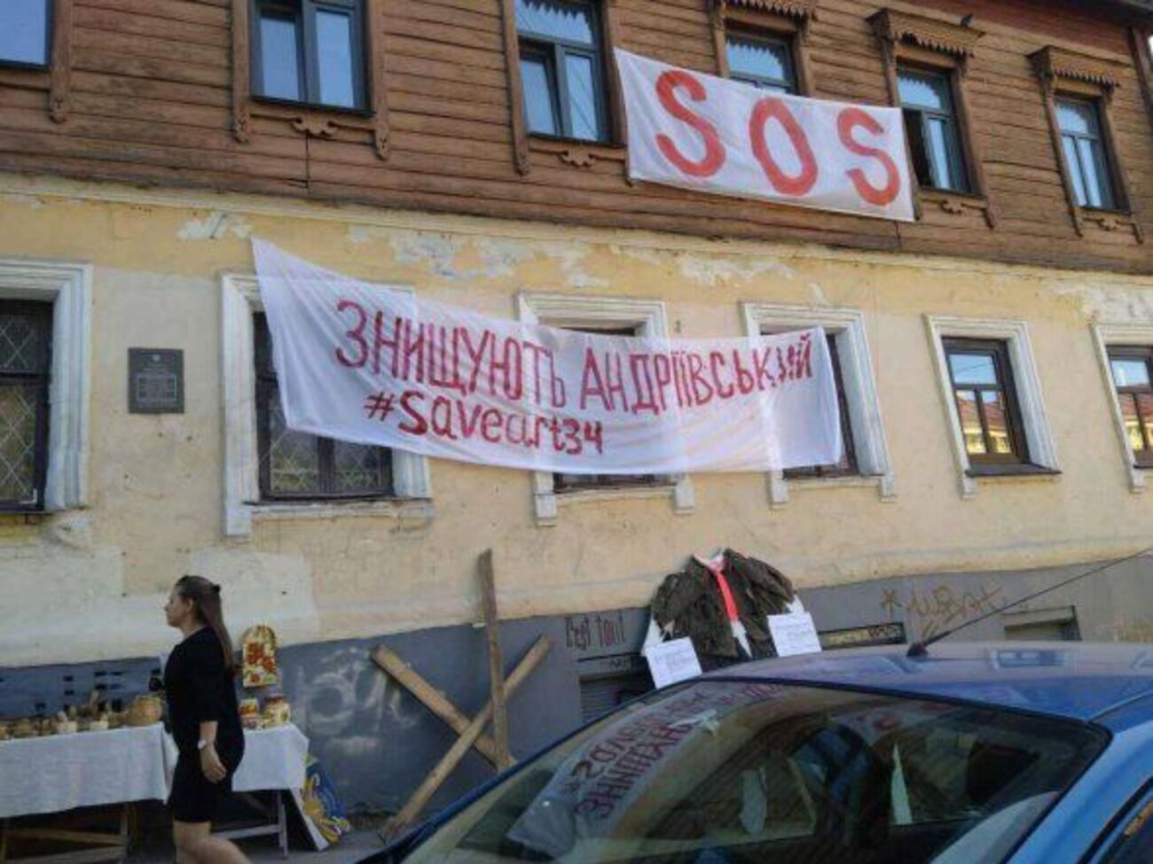 Исполнители пришли с полицией выселять художников с Андреевского спуска