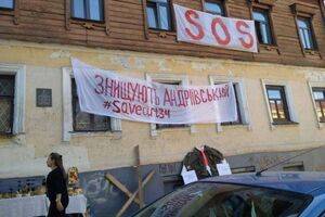 Виконавці прийшли з поліцією виселяти художників з Андріївського узвозу