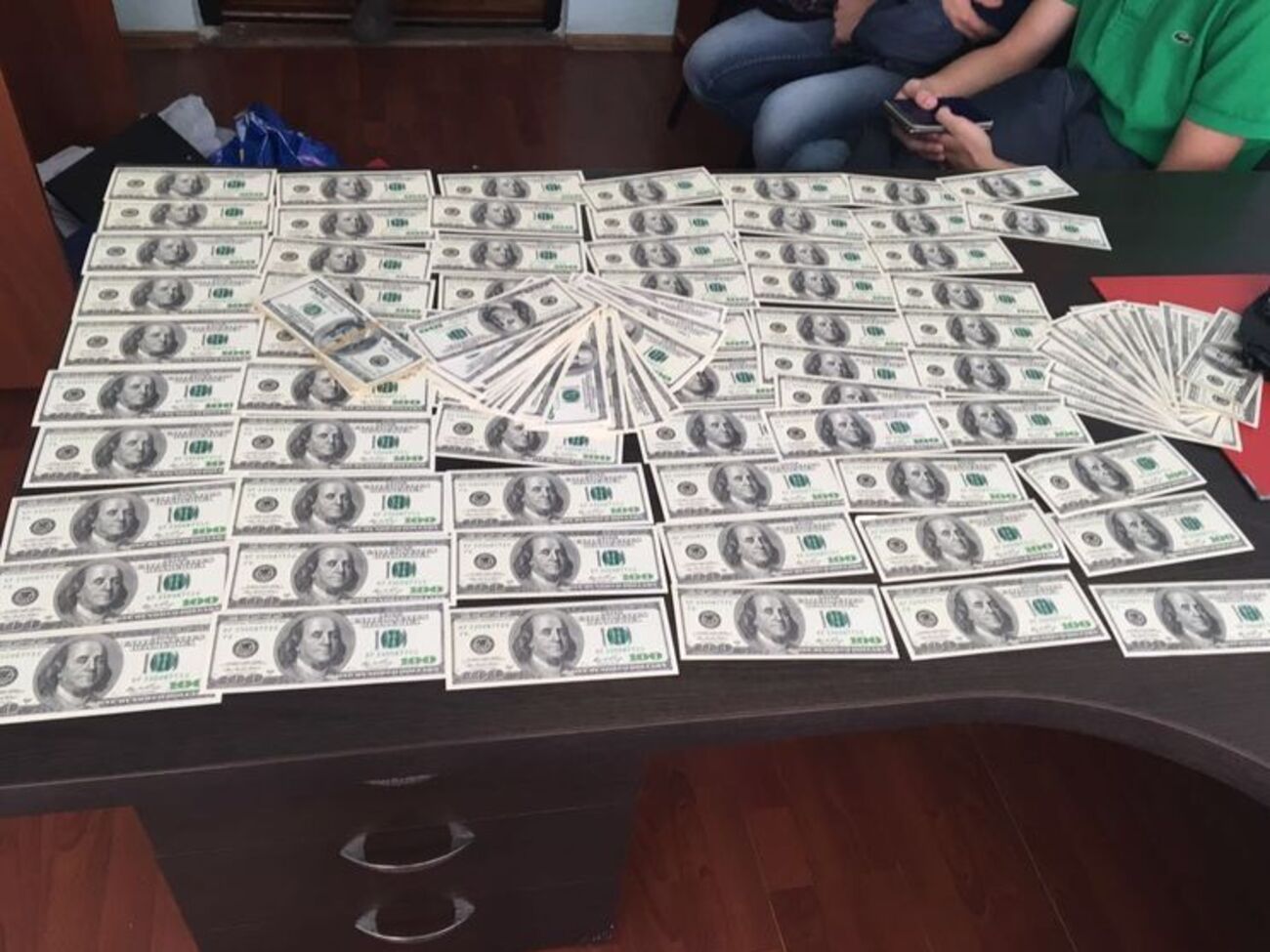 Співробітника ДФС затримано під час отримання хабара