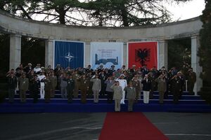 НАТО считает, что отказываться от ядерного оружия нельзя